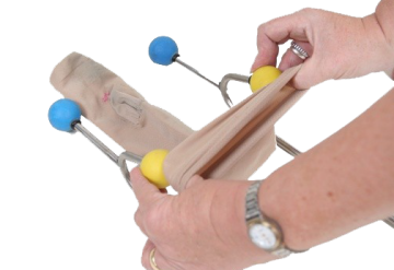 Dressbuddy vouw de kous over de gele balletjes